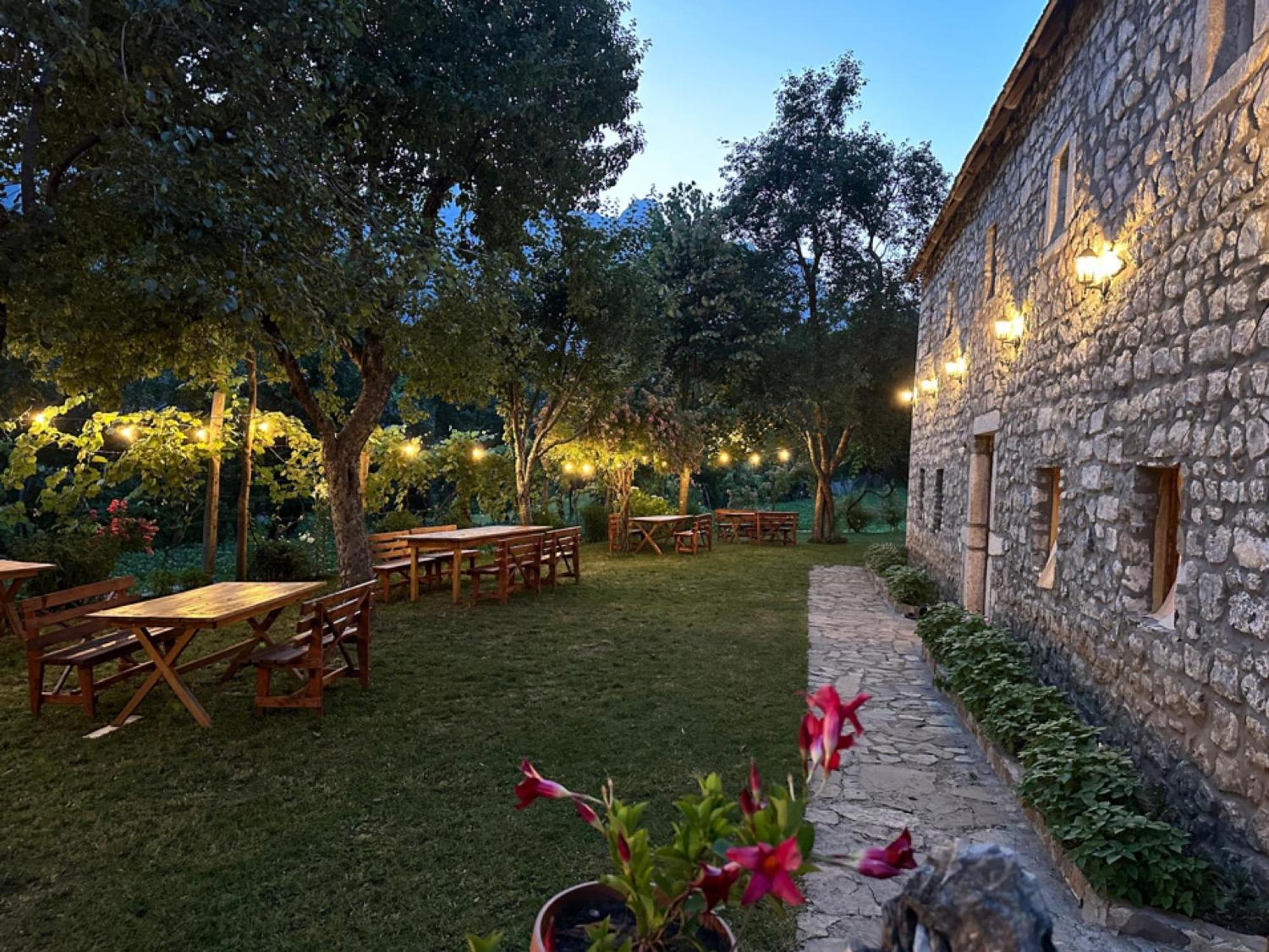 Bujtina Shkambi Hotel Theth Bagian luar foto